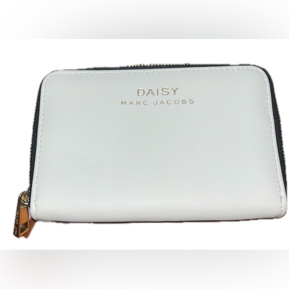 Marc Jacobs Daisy Pouch Limited Edition, White & Gold - Picture 2 of 10